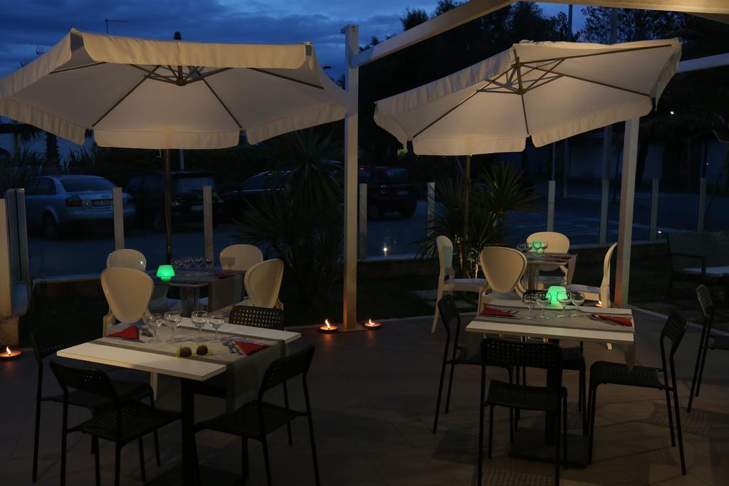 Hotel Vela D'Oro Риччоне Экстерьер фото