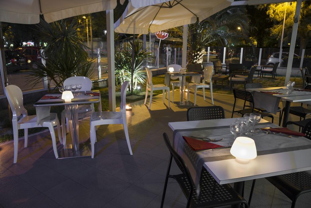 Hotel Vela D'Oro Риччоне Экстерьер фото