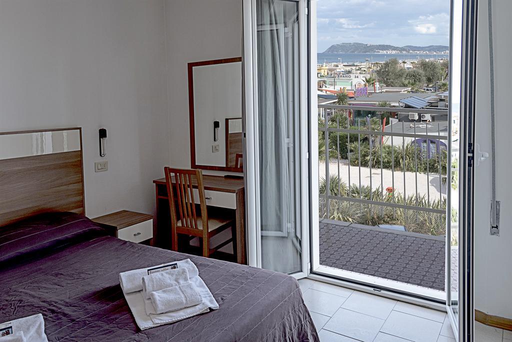 Hotel Vela D'Oro Риччоне Экстерьер фото